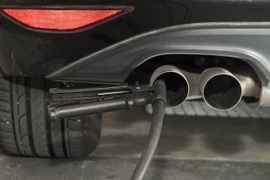 Kiểm tra ống xả của xe ôtô Volkswagen Golf 2.0 tại Ludwigsburg, tây nam Đức ngày 7/8/2017. (Nguồn: AFP/TTXVN)