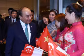 Cán bộ, nhân viên Đại sứ quán Việt Nam tại Singapore tiễn Thủ tướng Nguyễn Xuân Phúc. (Nguồn: Thống Nhất/TTXVN)