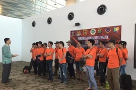 Đại sứ Phạm Vinh Quang căn dặn các ngư dân trước khi về nước. (Nguồn: TTXVN)