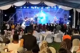 Khoảnh khắc sóng thần chuẩn bị cuốn trôi liveshow ca nhạc tại Indonesia. (Nguồn: Sky News)