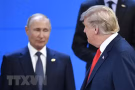 Tổng thống Nga Vladimir Putin (trái) và Tổng thống Mỹ Donald Trump tại Hội nghị thượng đỉnh Nhóm các nền kinh tế phát triển và mới nổi hàng đầu thế giới (G20) diễn ra ở thủ đô Buenos Aires, Argentina ngày 30/11/2018. (Ảnh: AFP/ TTXVN)