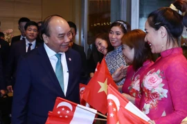 Cán bộ, nhân viên Đại sứ quán Việt Nam tại Singapore tiễn Thủ tướng Nguyễn Xuân Phúc. (Nguồn: Thống Nhất/TTXVN)