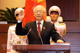 Tổng Bí thư Nguyễn Phú Trọng, Chủ tịch nước CHXHCN Việt Nam nhiệm kỳ 2016-2021 thực hiện nghi thức tuyên thệ nhậm chức trước Quốc hội, đồng bào và cử tri cả nước. (Ảnh: Trí Dũng/TTXVN)