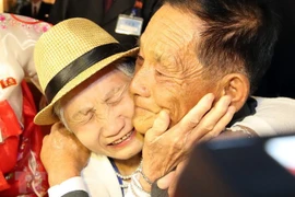 Cụ Lee Keum-shim (trái), 92 tuổi, ở Hàn Quốc gặp con trai ở Triều Tiên tại buổi đoàn tụ các gia đình ly tán trong Chiến tranh Triều Tiên ở khu nghỉ dưỡng núi Kumgang ngày 20/8. (Nguồn: Yonhap/TTXVN)