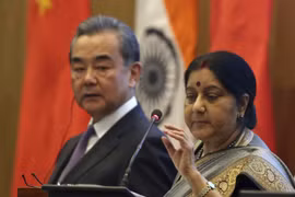 Ngoại trưởng Trung Quốc Vương Nghị (trái) và người đồng cấp Ấn Độ Sushma Swaraj. (Nguồn: Yahoo)
