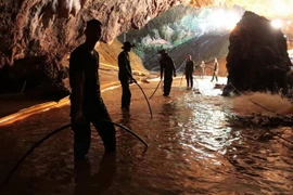 Đội ngũ cứu hộ đã phải đối mặt với rất nhiều hiểm nguy. (Nguồn: The Guardian)