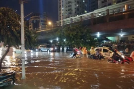 Mưa lớn gây ngập tại khu vực đường Minh Khai. (Nguồn: Thanh Tùng/TTXVN)