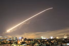 Mỹ vẫn sẽ duy trì chiến dịch trên không trong lúc rút quân khỏi Syria. (Nguồn: World News)