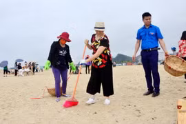 Đông đảo người dân thành phố Hạ Long tham gia dọn sạch môi trường biển. (Nguồn: Văn Đức - TTXVN)