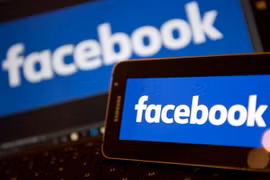 Biểu tượng của Facebook trên máy tình và điện thoại thông minh. (Nguồn: AFP/TTXVN)