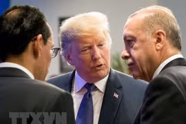 Tổng thống Mỹ Donald Trump (giữa) thảo luận với người đồng cấp Thổ Nhĩ Kỳ Recep Tayyip Erdogan (phải) tại hội nghị thượng đỉnh Tổ chức Hiệp ước Bắc Đại Tây Dương (NATO) ở Brussels, Bỉ ngày 10/7. (Nguồn: AFP/TTXVN)