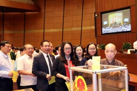 Các đại biểu Quốc hội bỏ phiếu bầu Chủ tịch nước. (Ảnh: Trọng Đức/TTXVN)