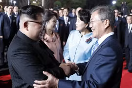 Nhà lãnh đạo Triều Tiên Kim Jong-un (trái) và Tổng thống Hàn Quốc Moon Jae-in (phải) tại Hội nghị thượng đỉnh liên Triều ở làng đình chiến Panmunjom ngày 27/4. (Nguồn: EPA-EFE/ TTXVN)