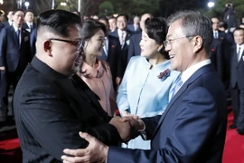 Nhà lãnh đạo Triều Tiên Kim Jong-un (trái) và Tổng thống Hàn Quốc Moon Jae-in (phải) tại Hội nghị thượng đỉnh liên Triều ở làng đình chiến Panmunjom ngày 27/4. (Nguồn: EPA-EFE/ TTXVN)
