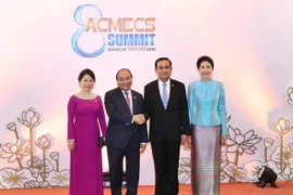 Thủ tướng Nguyễn Xuân Phúc và Phu nhân với Thủ tướng Thái Lan Prayuth Chan - Ocha và Phu nhân. (Nguồn: Thống Nhất/TTXVN)