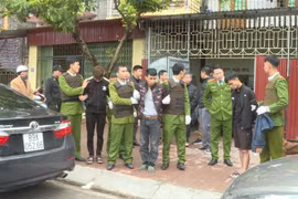 Các đối tượng bị bắt tại nhà 338 Triệu Quang Phục, phường An Tảo, thành phố Hưng Yên. (Nguồn: Đinh Tuấn/TTXVN)