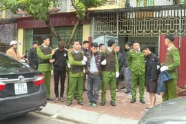Các đối tượng bị bắt tại nhà 338 Triệu Quang Phục, phường An Tảo, thành phố Hưng Yên. (Nguồn: Đinh Tuấn/TTXVN)