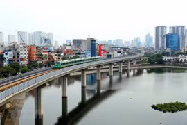 Đoàn tàu Cát Linh-Hà Đông chạy thử qua đoạn hồ Hoàng Cầu. (Ảnh: Huy Hùng/TTXVN)