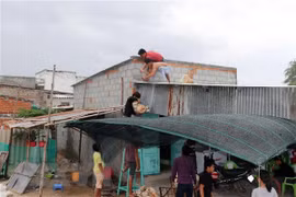 Người dân ven biển chằng chống nhà cửa ứng phó mưa bão. (Ảnh: Công Thử/TTXVN)