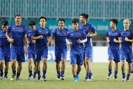 Chiều 28/8, đội tuyển Olympic Việt Nam đã có buổi tập luyện trên sân Pakansari (Bogor, Indonesia) để chuẩn bị cho trận đấu ở vòng bán kết, môn bóng đá nam ASIAD 2018 với Olympic Hàn Quốc. (Ảnh: Hoàng Linh/TTXVN)