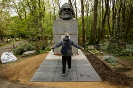 Người dân thăm mộ Karl Marx tại nghĩa trang Highgate ở London, Anh ngày 3/5. (Nguồn: THX/TTXVN)