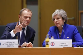 Chủ tịch Hội đồng châu Âu Donald Tusk (trái) và Thủ tướng Anh Theresa May tại Hội nghị đặc biệt của Liên minh châu Âu về Brexit ở Brussels (Bỉ) ngày 25/11/2018. (Nguồn: AFP/ TTXVN)