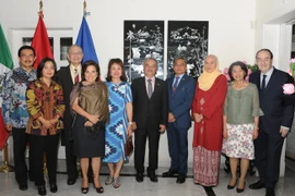 Đại sứ Nguyễn Hoài Dương cùng Phu nhân và các đại sứ, đại biện của Malasia, Indonesia, Filipinas và Thái Lan, và đại diện Bộ Ngoại giao Mexico. (Nguồn: Việt Hùng/Vietnam+)