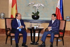 Thủ tướng Chính phủ Nguyễn Xuân Phúc (trái) và Tổng thống Philippines Rodrigo Duterte. (Nguồn: TTXVN)