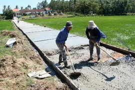 Làm đường giao thông nông thôn ở Phú Yên. (Nguồn: TTXVN)