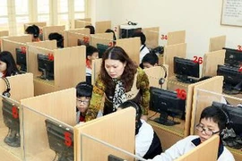 Giờ học Tiếng Anh của học sinh nhóm 1 lớp 7A14 trường Trung học cơ sở Ngô Sỹ Liên, Hà Nội. (Ảnh: Quý Trung/TTXVN)