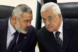 Tổng thống Palestine, lãnh đạo Fatah Mahmoud Abbas (phải) và Thủ tướng Palestine ở Gaza, lãnh đạo Hamas, Ismail Haniyeh năm 2007. (Nguồn: AP)