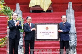 Phó Thủ tướng Nguyễn Thiện Nhân trao Bằng công nhận Di tích Quốc gia đặc biệt đối với Di tích Lam Kinh cho lãnh đạo tỉnh Thanh Hóa. (Ảnh: Minh Đức/TTXVN)