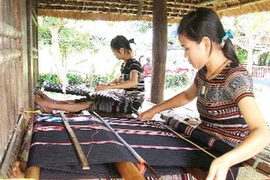 Người Hrê dệt thổ cẩm. (Nguồn: cema.gov.vn) 