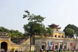 Du khách thập phương tham quan cổng Đoan môn tại Trung tâm Hoàng Thành Thăng Long. (Ảnh: Nhật Anh/TTXVN)