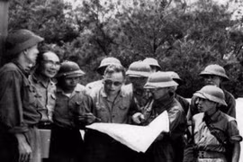 Đại tướng Chu Huy Mân (đeo kính, thứ 4 từ trái sang) Tư lệnh Quân giải phóng Quân khu 5 trong chiến dịch giải phóng Đà Nẵng (3/1975). (Nguồn: TTXVN)