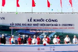 Các đại biểu phát lệnh khởi công xây dựng Nhà máy nhiệt điện Duyên Hải 3. (Ảnh: Lê Hiền/TTXVN)