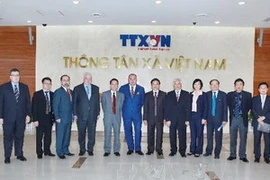 Tổng giám đốc TTXVN Nguyễn Đức Lợi và Tổng giám đốc ITAR-TASS Sergei V. Mikhailov (thứ sáu từ trái sang) cùng các đại biểu chụp ảnh chung. (Ảnh: Lâm Khánh/TTXVN)