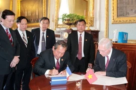 Chánh án Tòa án Nhân dân tối cao Việt Nam Trương Hòa Bình và Chánh án Tòa Phá án của Pháp Vincent Lamande ký thỏa thuận hợp tác. (Nguồn: Phân xã Paris)