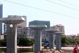 Một đoạn trụ đỡ đường sắt trên cao, đoạn qua hồ Đống Đa, của dự án tuyến đường sắt đô thị trên cao Cát Linh-Hà Đông. (Ảnh: Huy Hùng/TTXVN)