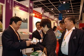 Khách nước ngoài đến tham quan gian hàng Quốc gia Việt Nam. (Ảnh: Thành Dương/TTXVN) 