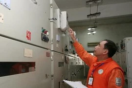 Vận hành cấp điện tại trạm biến áp 110kV Thạch Linh (Hà Tĩnh). (Ảnh: Ngọc Hà/TTXVN)