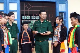 Chiến sỹ Biên phòng tuyên tuyền chính sách pháp luật cho đồng bào dân tộc Hà Nhì, Mường Nhé, tỉnh Điện Biên. (Ảnh: Trọng Đức/TTXVN)