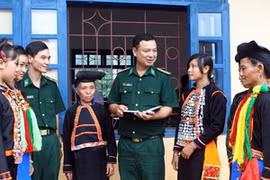 Chiến sỹ Biên phòng tuyên tuyền chính sách pháp luật cho đồng bào dân tộc Hà Nhì, Mường Nhé, tỉnh Điện Biên. (Ảnh: Trọng Đức/TTXVN)
