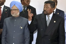 Thủ tướng Ấn Độ và Chủ tịch AU Jean Ping chụp ảnh chung tại Diễn đàn cấp cao châu Phi-Ấn Độ. (Nguồn: Getty Images)