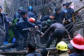 Lực lượng cứu hộ tham gia cứu nạn vụ sập mái nhà thờ. (Ảnh: Minh Hải/TTXVN)