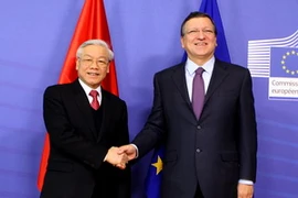 Chủ tịch Ủy ban châu Âu Jose Manuel Barroso đón Tổng Bí thư Nguyễn Phú Trọng. (Ảnh: Trí Dũng/TTXVN)