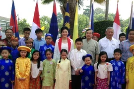 Thủ tướng Thái Lan Yingluck Shinawatra chụp ảnh chung với các em thiếu nhi Việt Nam và các nước ASEAN khác. (Ảnh: Hà Linh/Vietnam+)