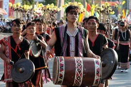 Các nghệ nhân Cồng chiêng tham gia lễ hội đường phố với chủ đề "Hội tụ cảm xúc,” ở Buôn Ma Thuột, thàng 3/2011.( Ảnh: Thanh Hà/TTXVN)