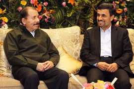 Tổng thống Nicaragua Daniel Ortega (trái) gặp Tổng thống Iran Mahmoud Ahmadinejad. (Nguồn: Reuters)