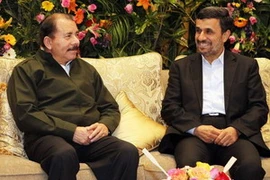 Tổng thống Nicaragua Daniel Ortega (trái) gặp Tổng thống Iran Mahmoud Ahmadinejad. (Nguồn: Reuters)